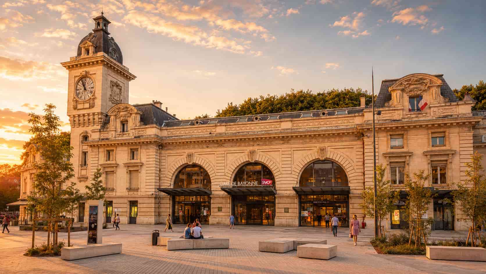Bayonne train station private transfer to Biarritz